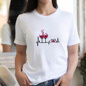 Vinski utrip rdeče vino v kozarcu, ženska bela majica