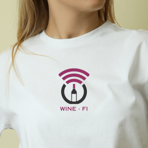 Wine-fi s steklenico, ženska bela majica