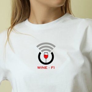 Wine-fi s kozarcem, ženska bela majica